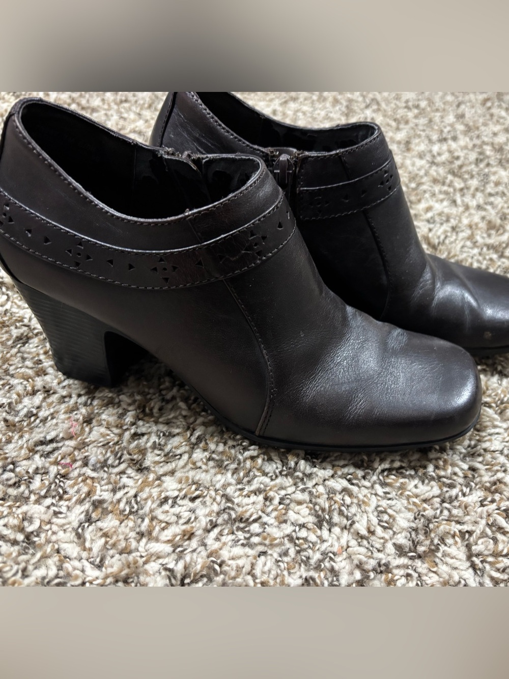 Clarks Tobbott Women’s Brown Leather Ankle Bootie Zip Block Mid Heel 7 M